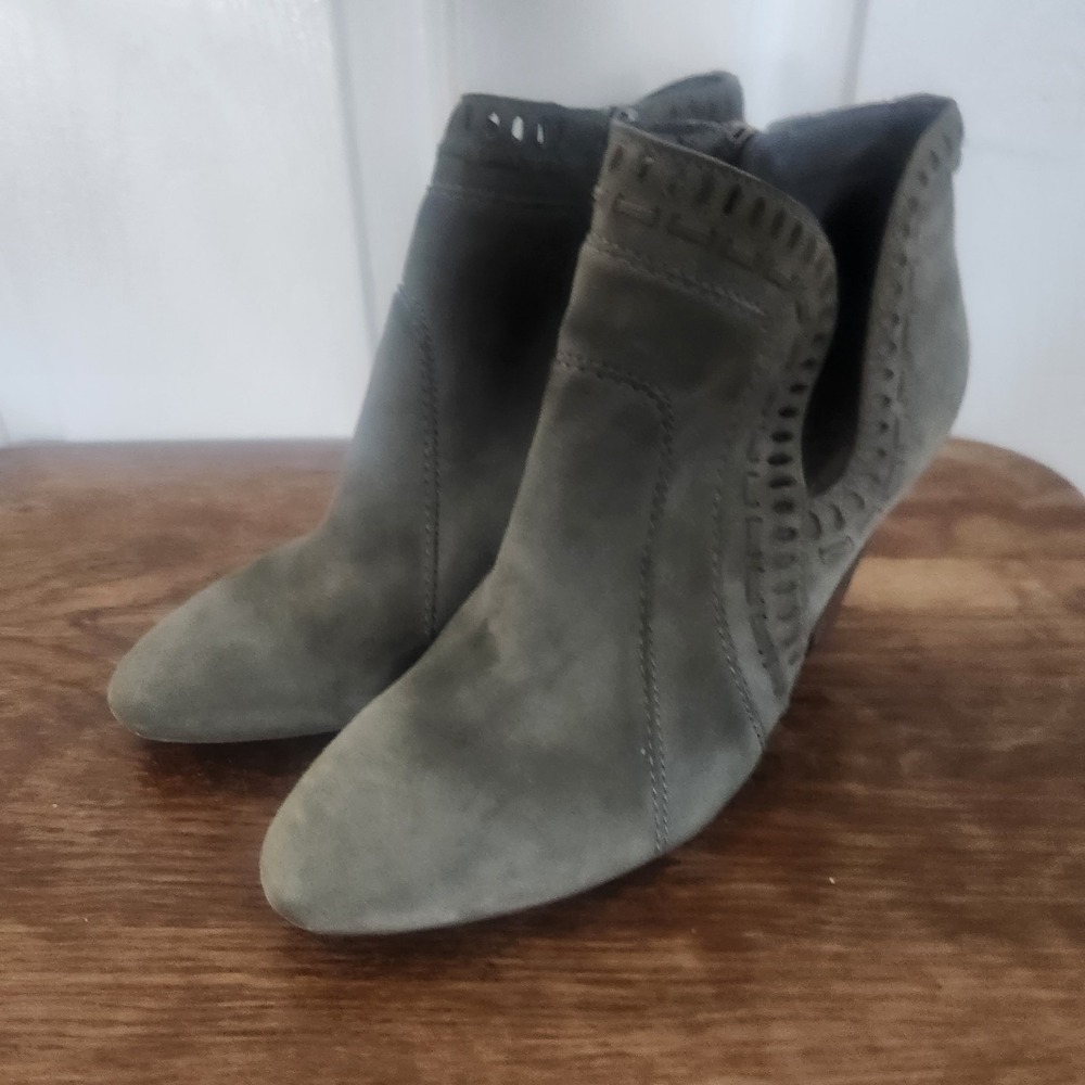Vince Camuto Charcoal Grey Suede Perforated Ankle Booties Block Heel Womens 5.5M